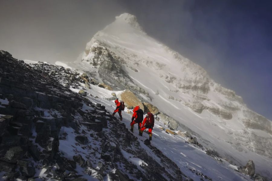 Drohnen sollen helfen, den höchsten Berg der Erde wieder sauberer, die Arbeit der Bergführer und der Träger leichter zu machen. (Archivbild)