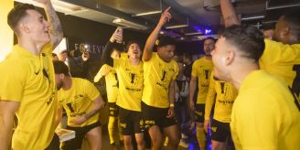 Nau.ch ist dabei - So feiern die YB-Spieler den Meistertitel in Kabine