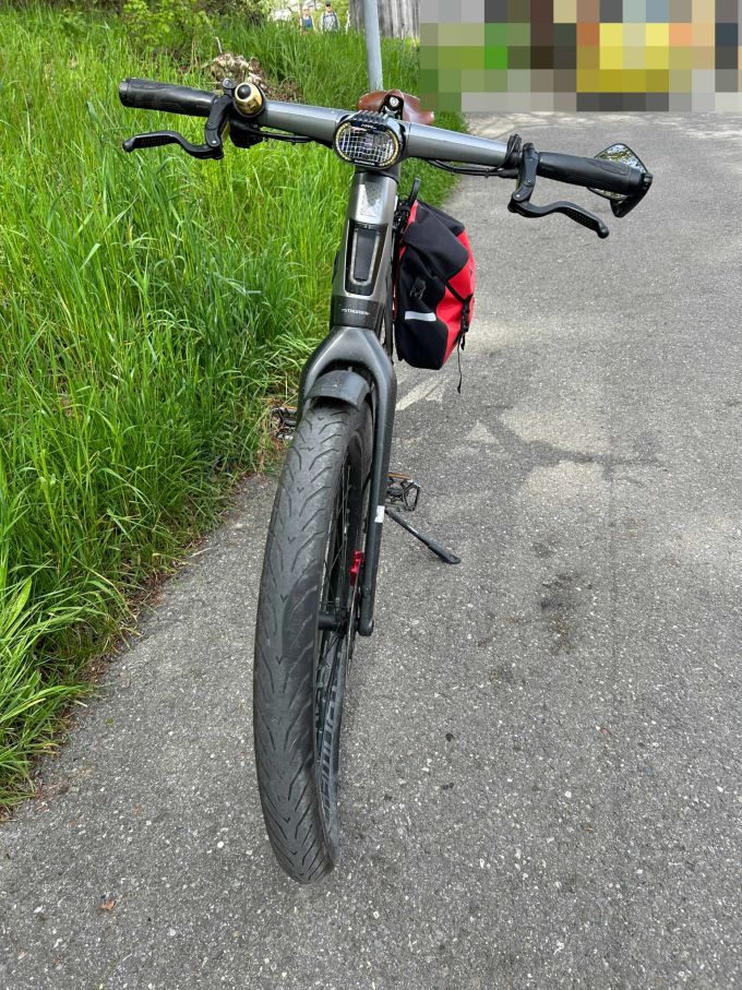 Der E-Bikelenker wurde verletzt ins Spital geliefert. E-Bikelenker