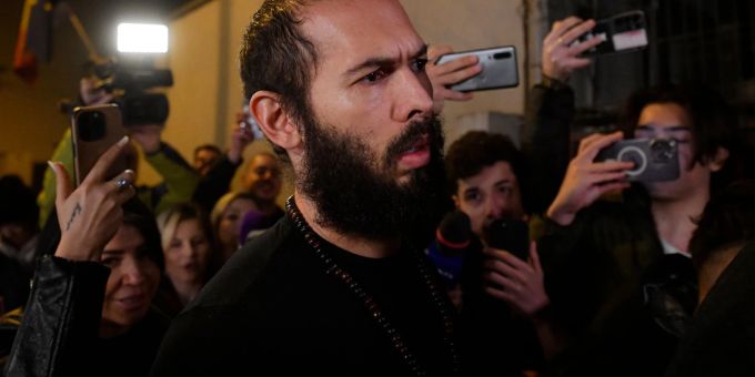 Nach drei Monaten Untersuchungshaft in Bukarest wurde Ende März der britisch-amerikanische Influencer Andrew Tate aus dem Gefängnis entlassen und unter Hausarrest gestellt. Nach drei Monaten Untersuchungshaft in Bukarest wurde Ende März der britisch-amerikanische Influencer Andrew Tate aus dem Gefängnis entlassen und unter Hausarrest gestellt.