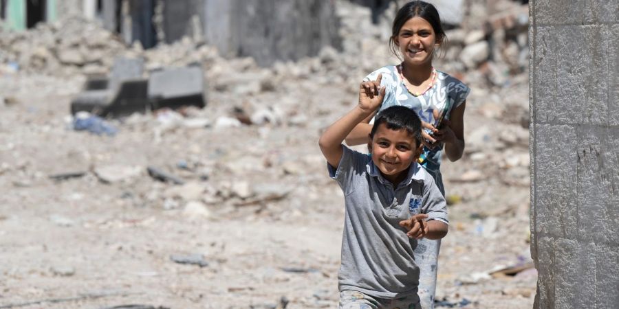 Kinder spielen in den Trümmern der Altstadt von Antakya.