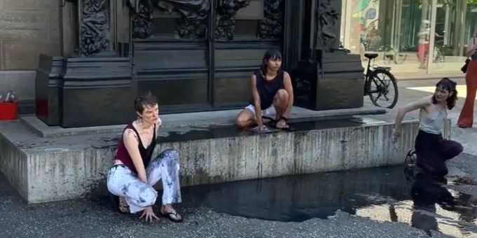 «Klimanotstand» - Aktivistinnen kleben sich am Zürcher Kunsthaus fest