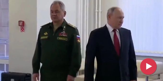 Kehrt ihm Rücken zu - Hier blamiert Putin Verteidigungsminister Schoigu