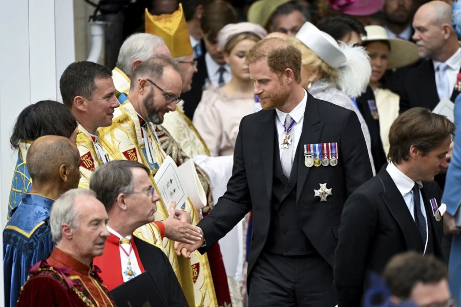 Harry nahm allein an der Zeremonie teil. Meghan blieb mit den Kindern in Kalifornien.