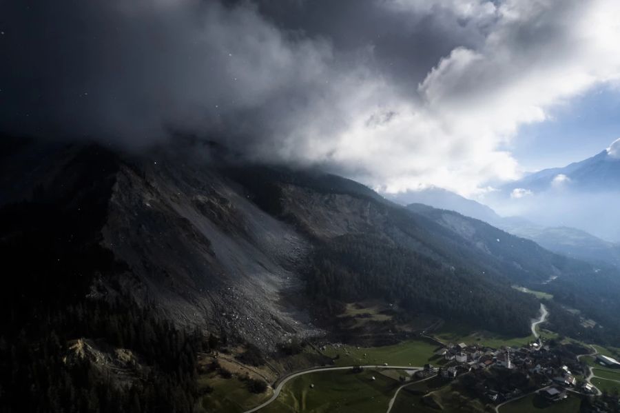 Blick auf Brienz GR und den «Brienzer Rutsch», 04. April 2023.