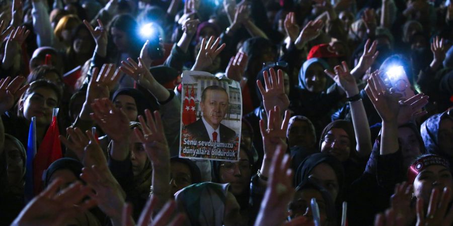 Anhänger des türkischen Präsidenten Erdogan jubeln in der Parteizentrale in Ankara.