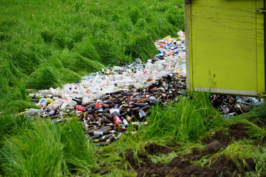 Das Recycling-Material ergoss sich in die Wiese am Strassenrand.