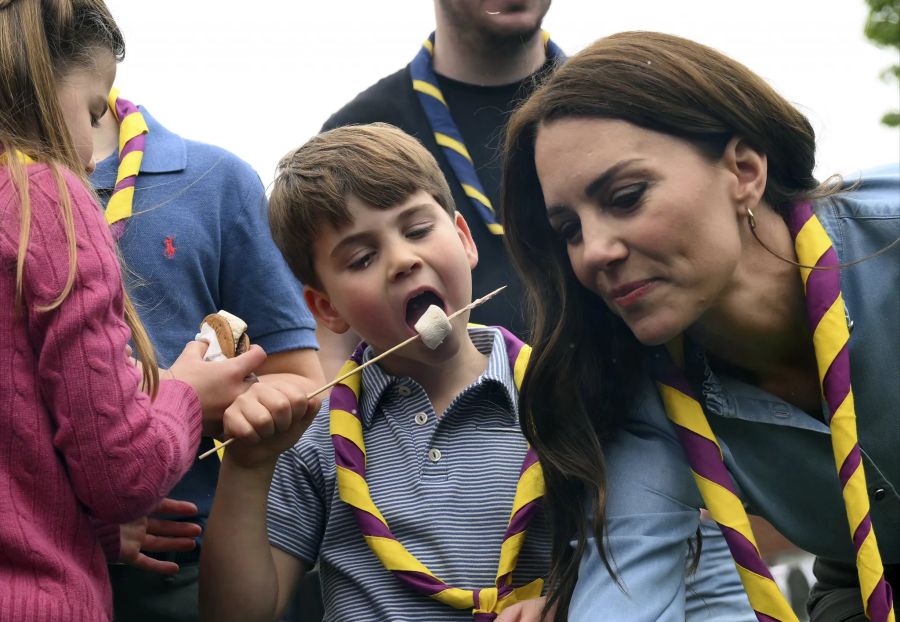 Der kleine Prinz Louis lässt es sich schmecken.