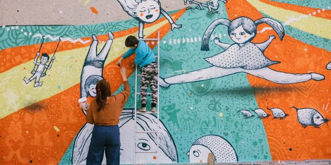 Schweizer Street Art Festival 2023. Personen zeichnen ein Graffiti