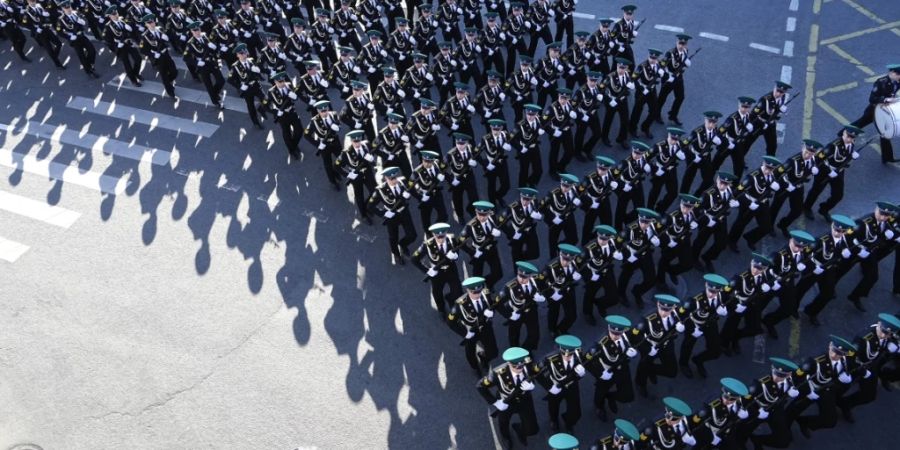 Russische Soldaten marschieren in Moskau zum Roten Platz, um an einer Generalprobe für die Militärparade zum Tag des Sieges teilzunehmen. Foto: -/AP/dpa