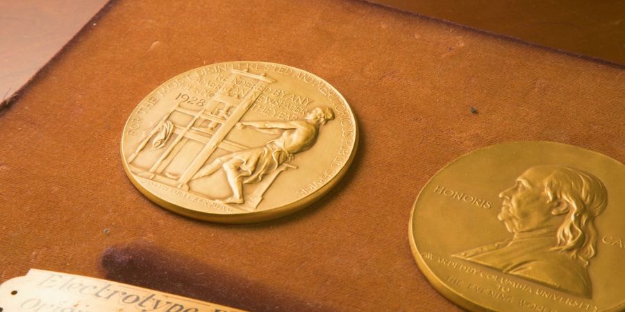Diese Medaille wird bei der Verleihung der Pulitzer-Preise in New York verliehen.