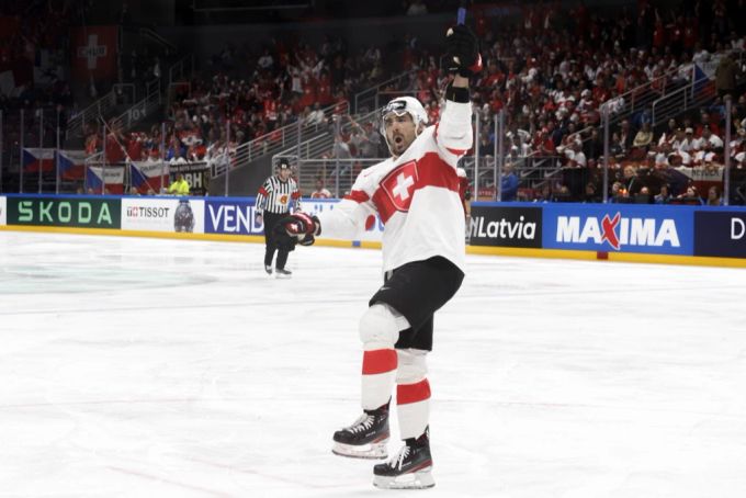 Er hat allen Grund zum Feiern: Der fast 40-jährige Andres Ambühl schreibt an der Eishockey WM Schweizer Länderspiel-Geschichte. Andres Ambühl