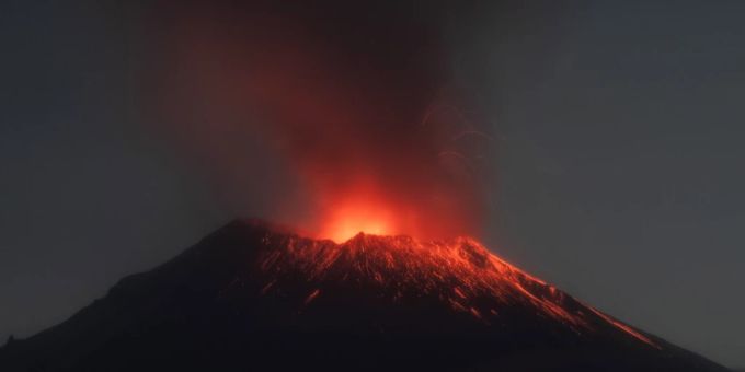 Blick auf den aktiven Popocatépetl aus dem Ort San Pedro Benito Juarez in Puebla, Mexiko, 22.05.2023 Popocatépetl