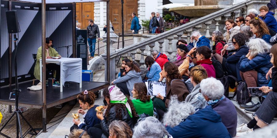 16 Kurzlesungen «en plein air» vor der St. Ursen-Treppe zogen zahlreiche Besuchende an.