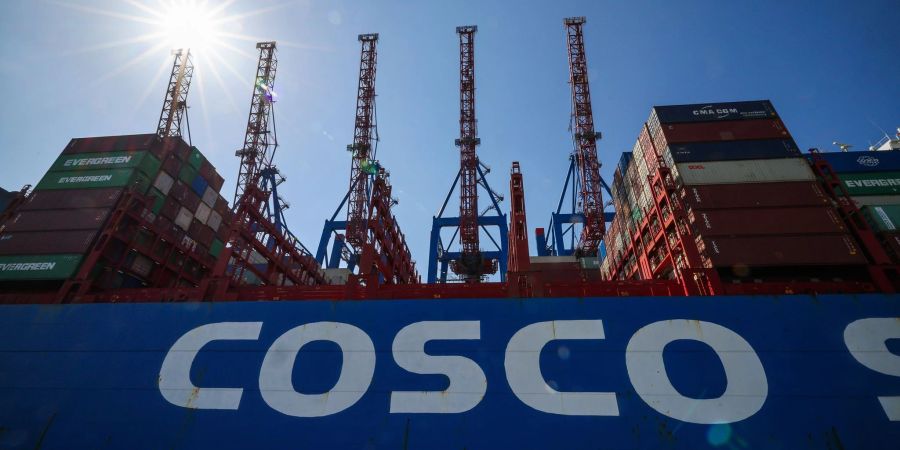 Der chinesische Staatskonzern Cosco darf 24,99 Prozent am Terminal Tollerort im Hamburger Terminal erwerben.