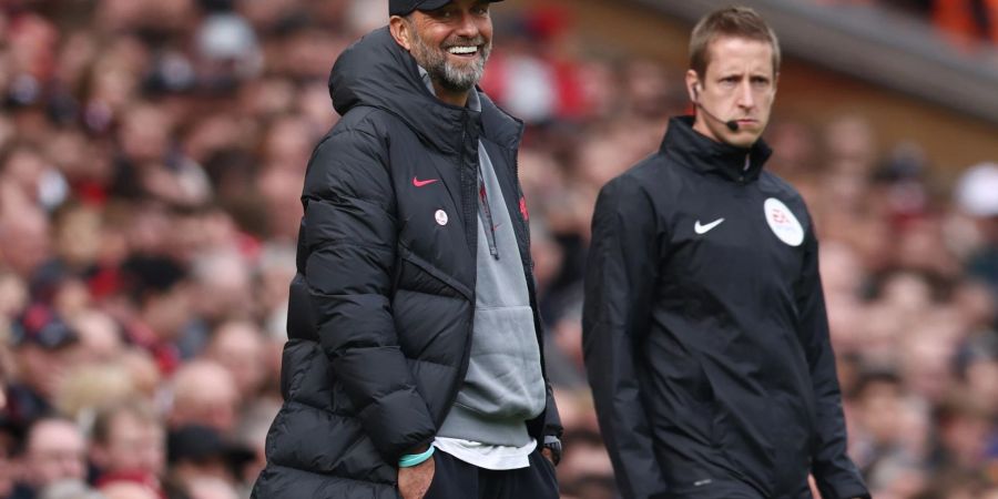 Liverpools Trainer Jürgen Klopp (l) steht lächelnd am Spielfeldrand.