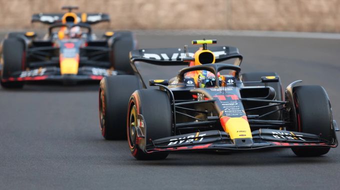 Max Verstappen verfolgt seinen Teamkollegen Sergio Perez (Nummer 11) in Baku. verstappen baku