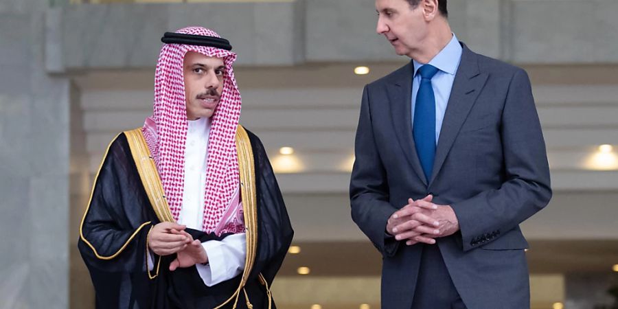 Baschar al-Assad (r), Präsident von Syrien, empfängt Faisal bin Farhan, Aussenminister von Saudi-Arabien. (Archivbild) Foto: Abdulrahman Al-Abdulsalam/Saudi Press Agency/dpa - ACHTUNG: Nur zur redaktionellen Verwendung und nur mit vollständiger Nennung des vorstehenden Credits