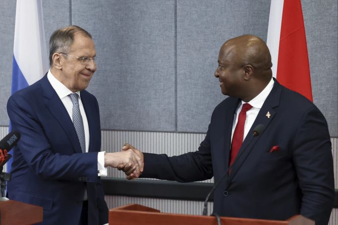 Sergei Lawrow (l.) schüttelt Albert Shingiro (r.) nach der Pressekonferenz in Burundi die Hand. Burundi Russia