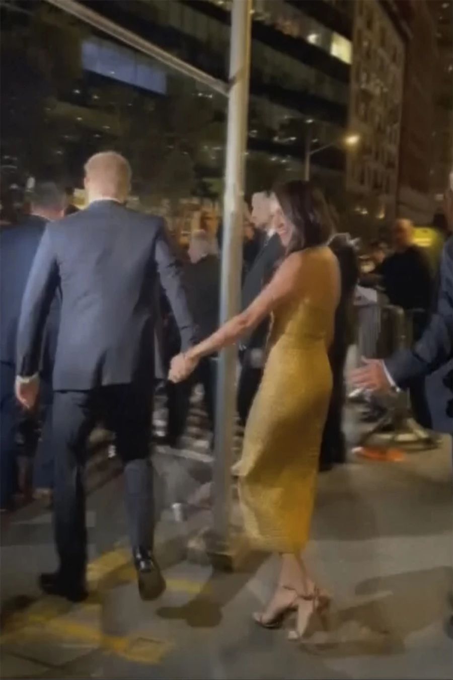 Hier verlassen Prinz Harry und Meghan Markle noch gut gelaunt die Gala in New York. Kurz darauf kommt es zu einer wilden Verfolgungsjagd mit Paparazzi.