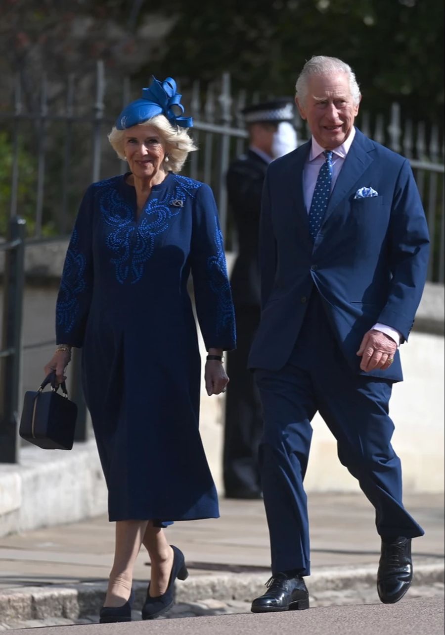 Auch Camilla und Charles haben sich in eine blaue Robe geworfen.