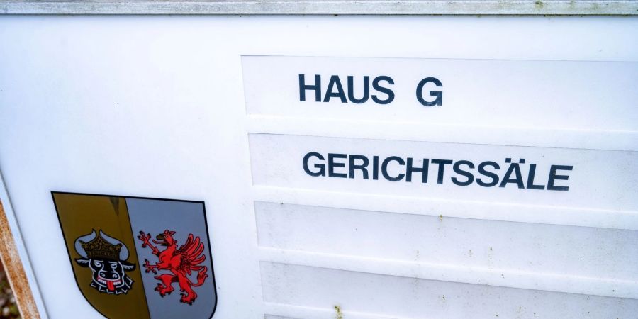 Ein 43-Jähriger ist wegen Mordes an seiner Frau zu 11 Jahren Haft verurteilt worden.