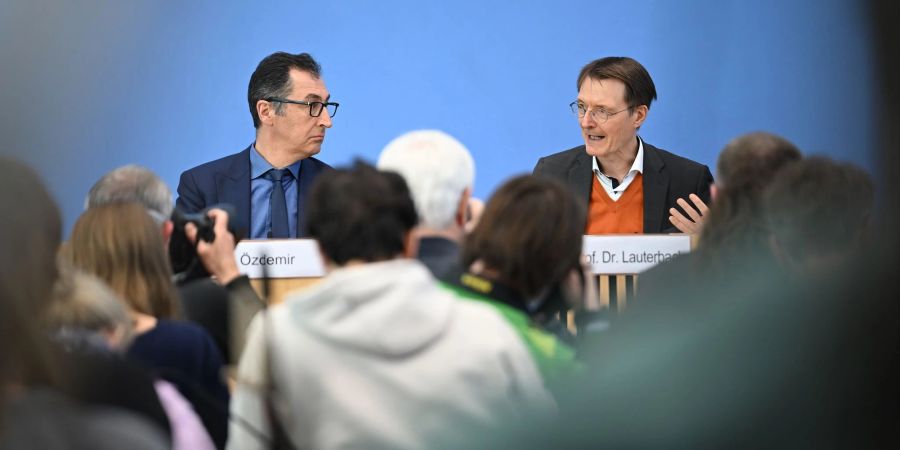 Ernährungsminister Cem Özdemir (Grüne, l) und Gesundheitsminister Karl Lauterbach (SPD) stellen in Berlin die Gesetzespläne für den Konsum und Verkauf von Cannabis vor.