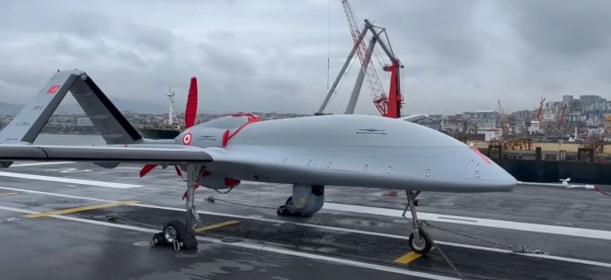 Von der Anadolu aus können laut Präsident Erdogan sowohl Drohnen als auch schwere Helikopter starten. flugzeugträger türkei
