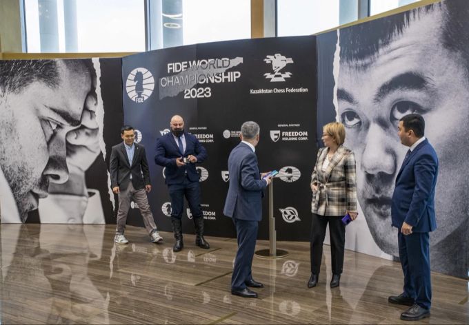 Leute versammeln sich zur Eröffnungszeremonie der Schachweltmeisterschaft 2023 in Astana, Kasachstan. Schachweltmeisterschaft