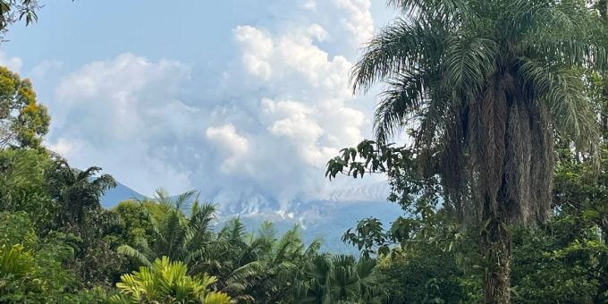Hohe Rauchsäule - Vulkan in Costa Rica ausgebrochen