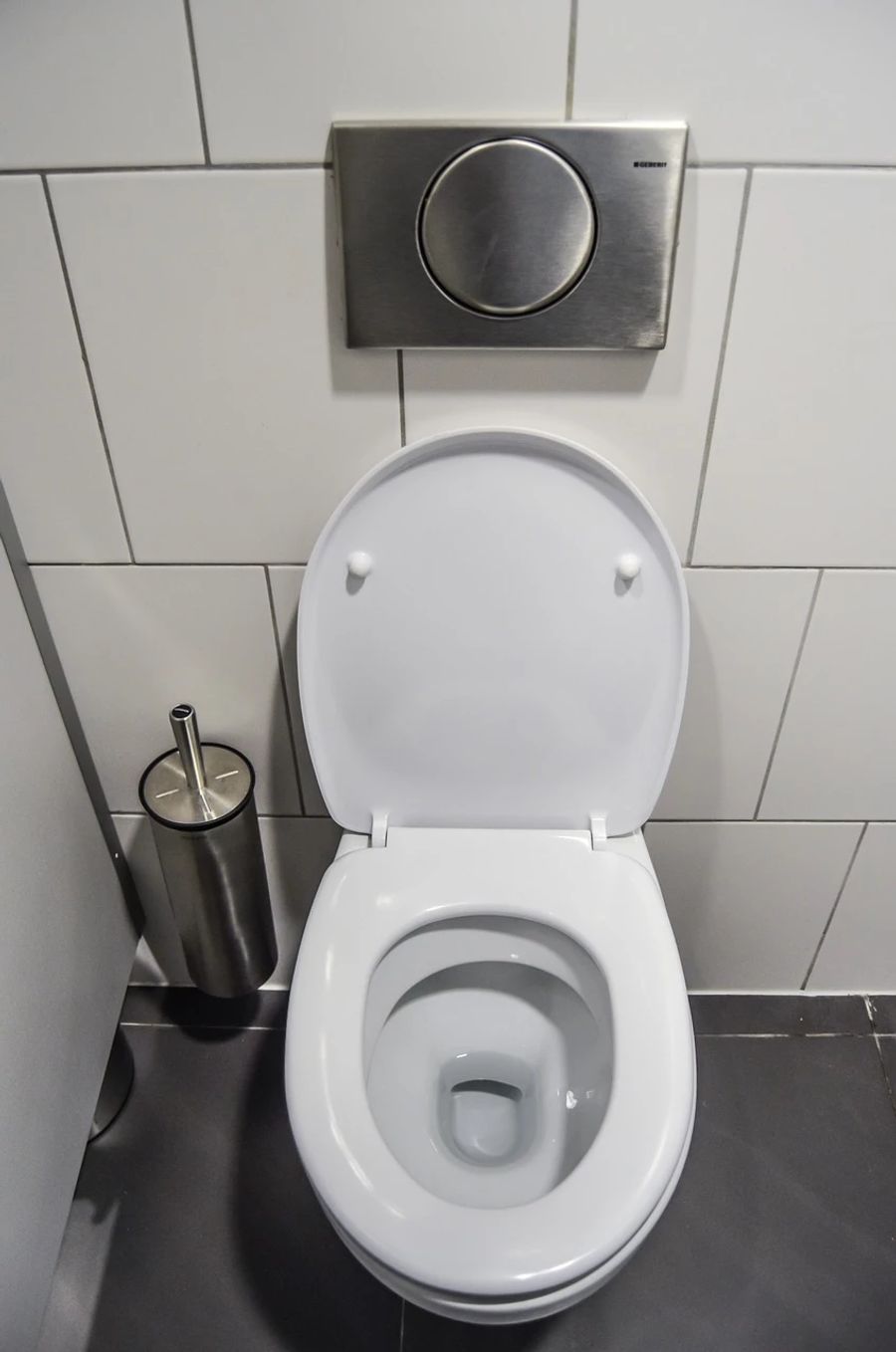 Der Klassiker: Das Handy fällt in die Toilettenschüssel.