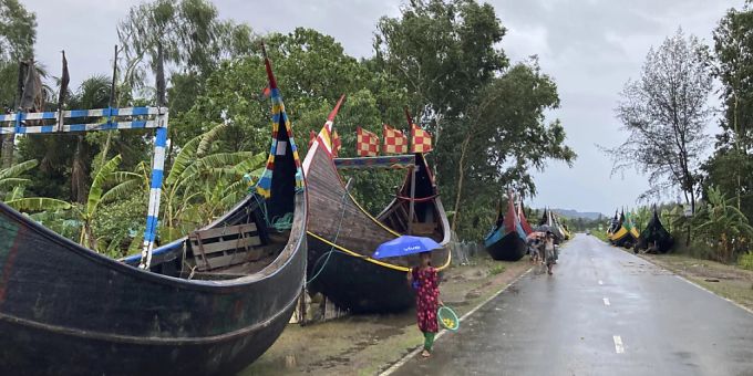 Boote sind entlang einer Strasse in der Nähe der Küste abgestellt. Bangladesch und Myanmar bereiten sich auf den tropischen Wirbelsturm Mocha vor, der auf ihre Küstengebiete trifft. Die Behörden riefen Menschen in beiden Ländern auf, Schutz zu suchen. Foto: Al-emrun Garjon/AP Boote sind entlang einer Strasse in der Nähe der Küste abgestellt. Bangladesch und Myanmar bereiten sich auf den tropischen Wirbelsturm Mocha vor, der auf ihre Küstengebiete trifft. Die Behörden riefen Menschen in beiden Ländern auf, Schutz zu suchen. Foto: Al-emrun Garjon/AP