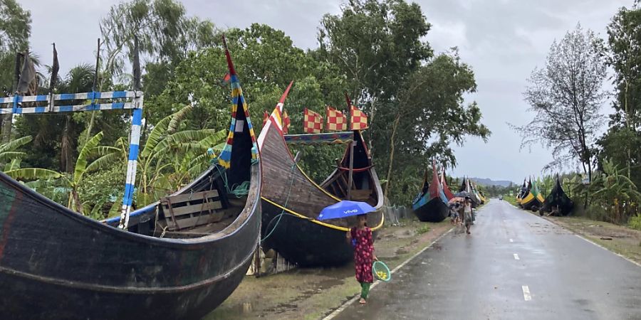 Boote sind entlang einer Strasse in der Nähe der Küste abgestellt. Bangladesch und Myanmar bereiten sich auf den tropischen Wirbelsturm Mocha vor, der auf ihre Küstengebiete trifft. Die Behörden riefen Menschen in beiden Ländern auf, Schutz zu suchen. Foto: Al-emrun Garjon/AP