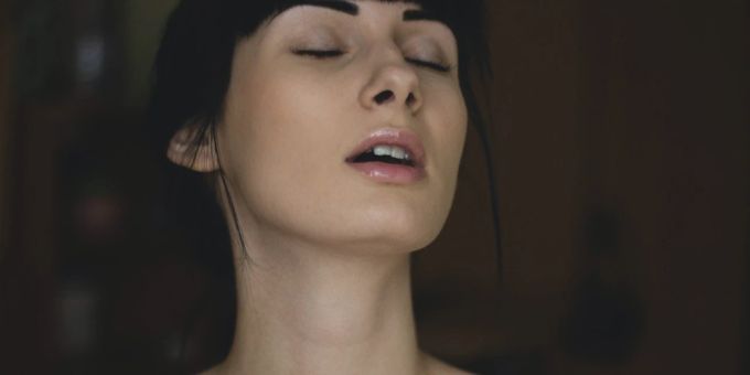 Der weibliche Orgasmus ist eine sehr lustvolle Erfahrung. eine Frau