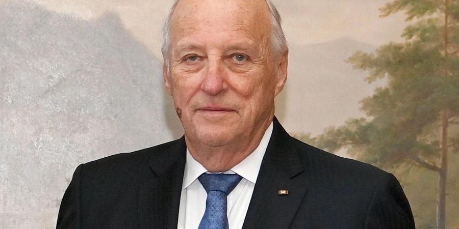 Wegen einer Infektion ist König Harald V. von Norwegen ins Krankenhaus gekommen.