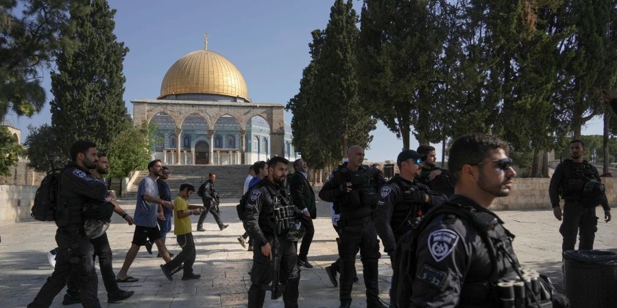 Israelische Polizisten eskortieren eine Gruppe jüdischer Männer zum Tempelberg, auf dem Gelände der Al-Aqsa-Moschee in der Altstadt von Jerusalem.