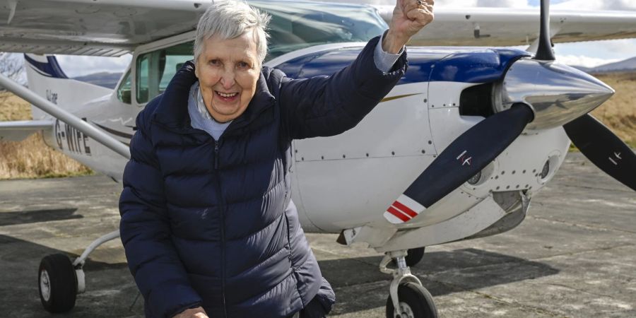 Betty Buckland sass noch einmal am Steuer einer Cessna.