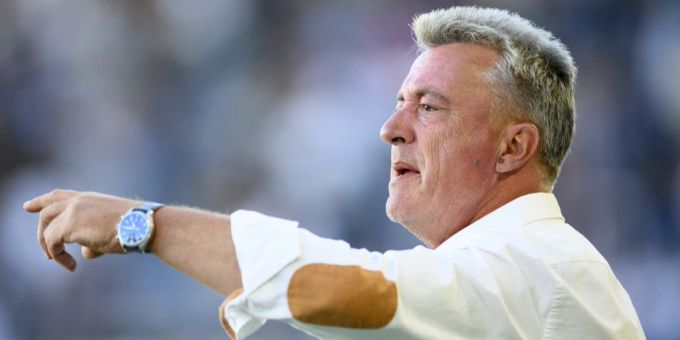 Marco Schällibaum gibt seinen Spielern in der Partie gegen Lausanne-Sport Anweisungen. yverdon Challenge League