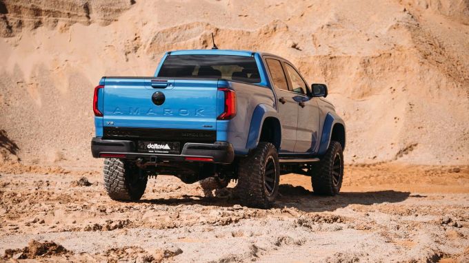 Mächtig ausgestellte Kotflügel und ein gigantisches Höherlegungs-Kit kennzeichnen den VW Amarok Beast 2.0 VW Amarok Beast 2