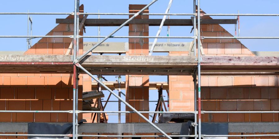 Bevor mit dem Bau eines Hauses angefangen werden kann, muss das Grundstück gekauft werden. Damit ist auch die Grunderwerbsteuer fällig.