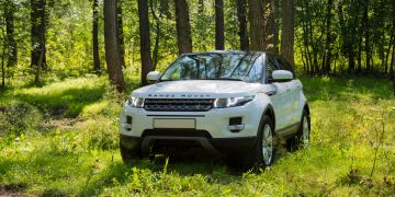 Auto Land Rover Range Rover im Sommer Sonniges Wetter.