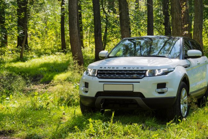 Auto Land Rover Range Rover im Sommer Sonniges Wetter.