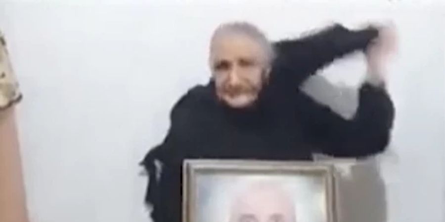 Die 80-jährige Iranerin Gohar Eshghi legt ihr Kopftuch aus Protest gegen das islamische Regime ab.