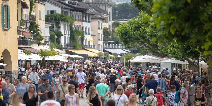 An Feiertagen könnten im Tessin schon bald mehr Läden geöffnet sein. Der Tessiner Grosse Rat hat am Dienstag einer weiteren Liberalisierung der Ladenöffnungszeiten zugestimmt. (Archivbild) Tessin
