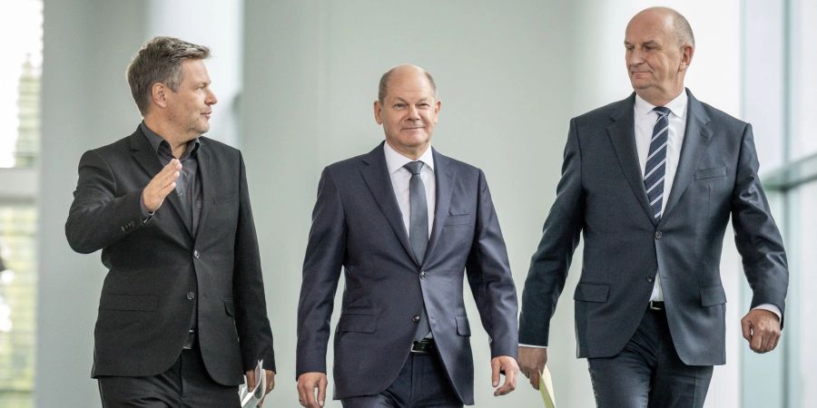 Bundeskanzler Olaf Scholz kommt neben Wirtschaftsminister Robert Habeck und Brandenburgs Ministerpräsident Dietmar Woidke zur Pressekonferenz zum Massnahmenpaket für die ostdeutschen Raffineriestandorte und Häfen.