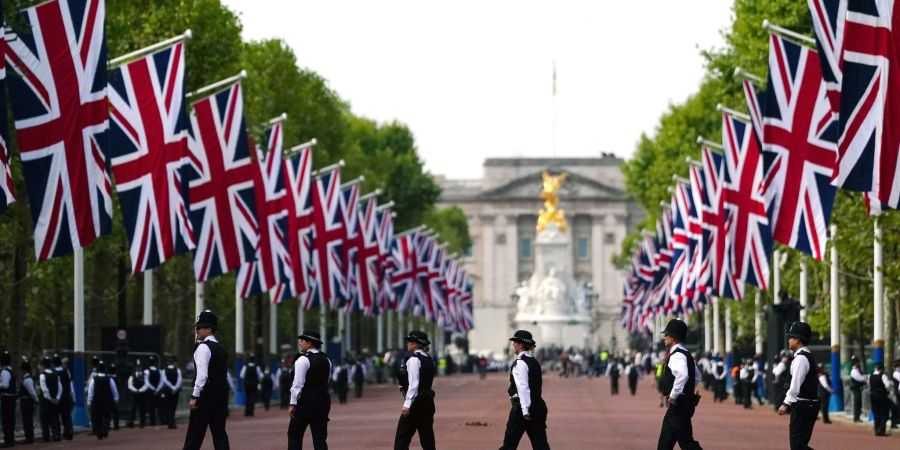 Polizisten versammeln sich entlang der Mall vor der feierlichen Prozession des Sarges von Königin Elizabeth II. vom Buckingham Palace zur Westminster Hall.