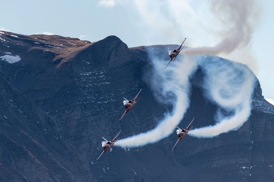 Kunstflug-Formation der Patrouille Suisse während der Flugshow auf der Axalp 2018.