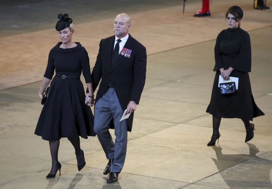 Mike und Zara Tindall beim Trauergottesdienst von Queen Elizabeth.