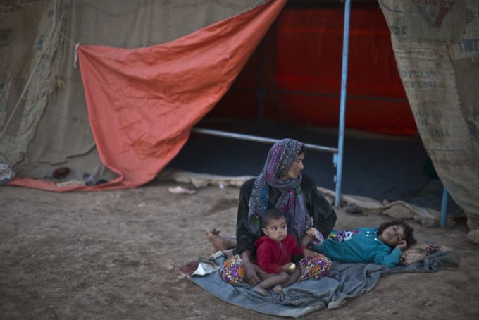 Eine Syrerin und ihre Kinder sitzen ausserhalb ihres Zelts in einem Flüchtlingslager. (Symbolbild) flüchtlingslager syrien