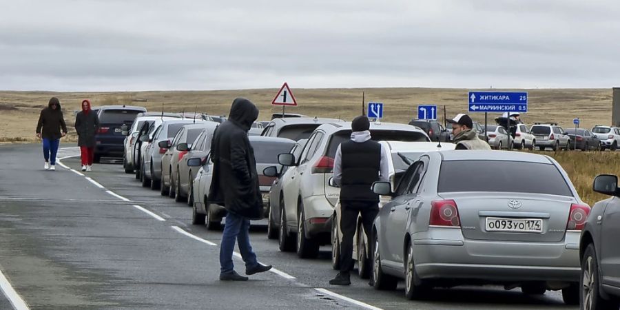 Zu Zehntausenden, wenn nicht zu Hunderttausenden fliehen Russen vor KremlChef Wladimir Putins Teilmobilmachung für den Krieg in der Ukraine. Neu sollen sich auch zahlreiche Beamte der Moskau